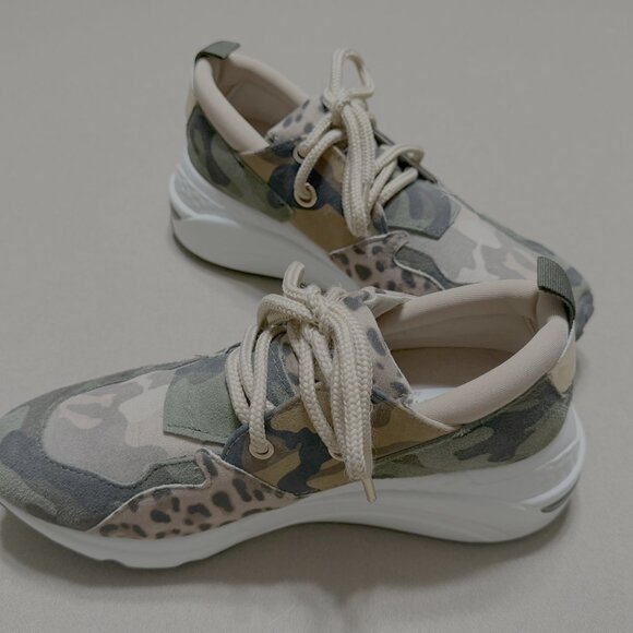 Steve Madden Women's CLIFF Sneakers, Camouflage w/ gold chrome accents, Size 7 - Picture 5 of 9